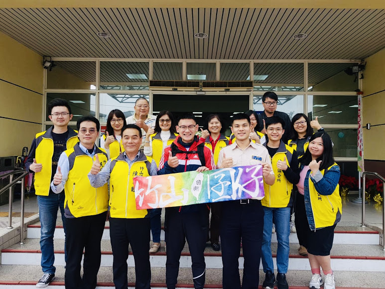 在公所門口與鎮長和民政課同仁的大合影